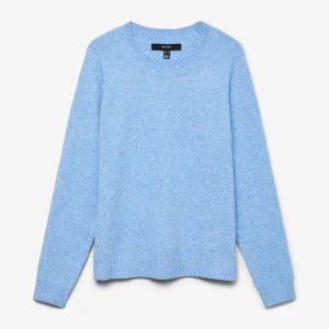 Ljusblå stickad tröja från Vero Moda i XS - Supermjuk ljusblå stickad tröja från Vero Moda i klassisk modell med rund hals och ribbade muddar. Perfekt för lager-på-lager och chill dagar. Enkel och stilren design som funkar till allt. Materialet är skönt och håller dig varm under kyliga dagar. Tröjan är använd och har noppror men annars väldigt fin!