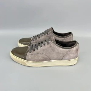 Lanvin Patent Cap Toe Grå | 41 - • Skorna är sparsamt använda och i fint skick  • Storlek: 41 | UK7 (passar storlek 42)  • Färg: Grå  • Nypris i butik: 5000SEK  • Endast skorna medföljer 