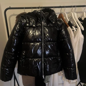 Svart vinterjacka  - Svart vinterjacka från Nelly, köpt förra året men bara använts fåtalgånger. Ny pris 700kr💗