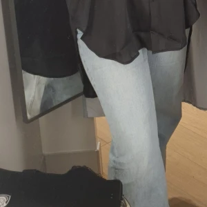 Ljusblå raka jeans med vintage vibe - Säljer ett par ljusblå jeans från Veromoda med rak passform och hög midja. Jeansen har klassisk femficksdesign, lätt slitna detaljer på bakfickorna och råa kanter nertill för en avslappnad look. Perfekta till sneakers eller boots.