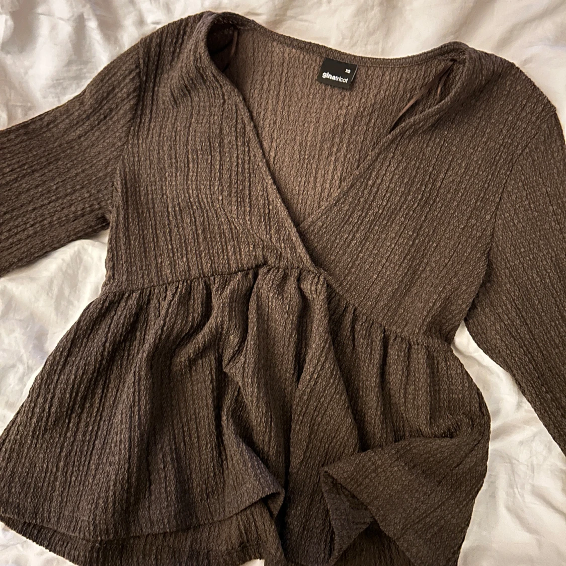 Brun V-ringad topp från Gina Tricot XS