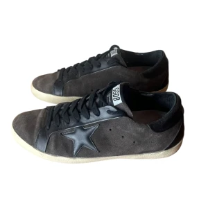 Golden goose skor  - Golden goose super star. Super fint skick. Storlek 41/42. Pris 2290kr. Finns att köpa på våran hemsida, Fashionels.com