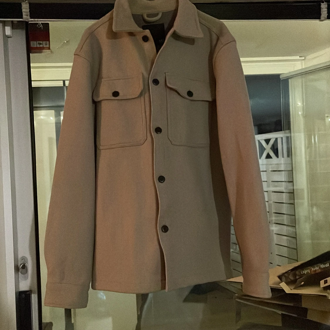 Beige overshirt med fickor och knappar