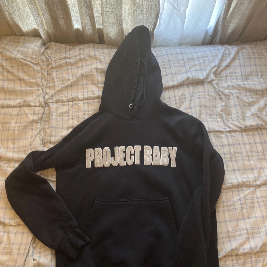 Svart hoodie Project Baby