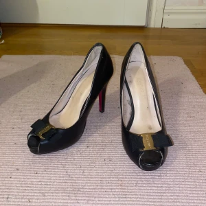 Svarta pumps - Svarta skor med öppen to. Använda men har mycket mer att ge sulan under har tappat färg inget man märker när man har på sig dom. Några defekter man kan se på bilden ovan.