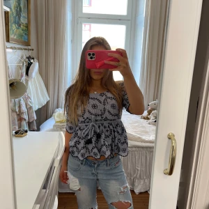 Broderad topp - Supersöt blus med broderi. Snörning i midjan som går att byta fram eller bak, V ringad baktill gör även att ha åt andra hållet.