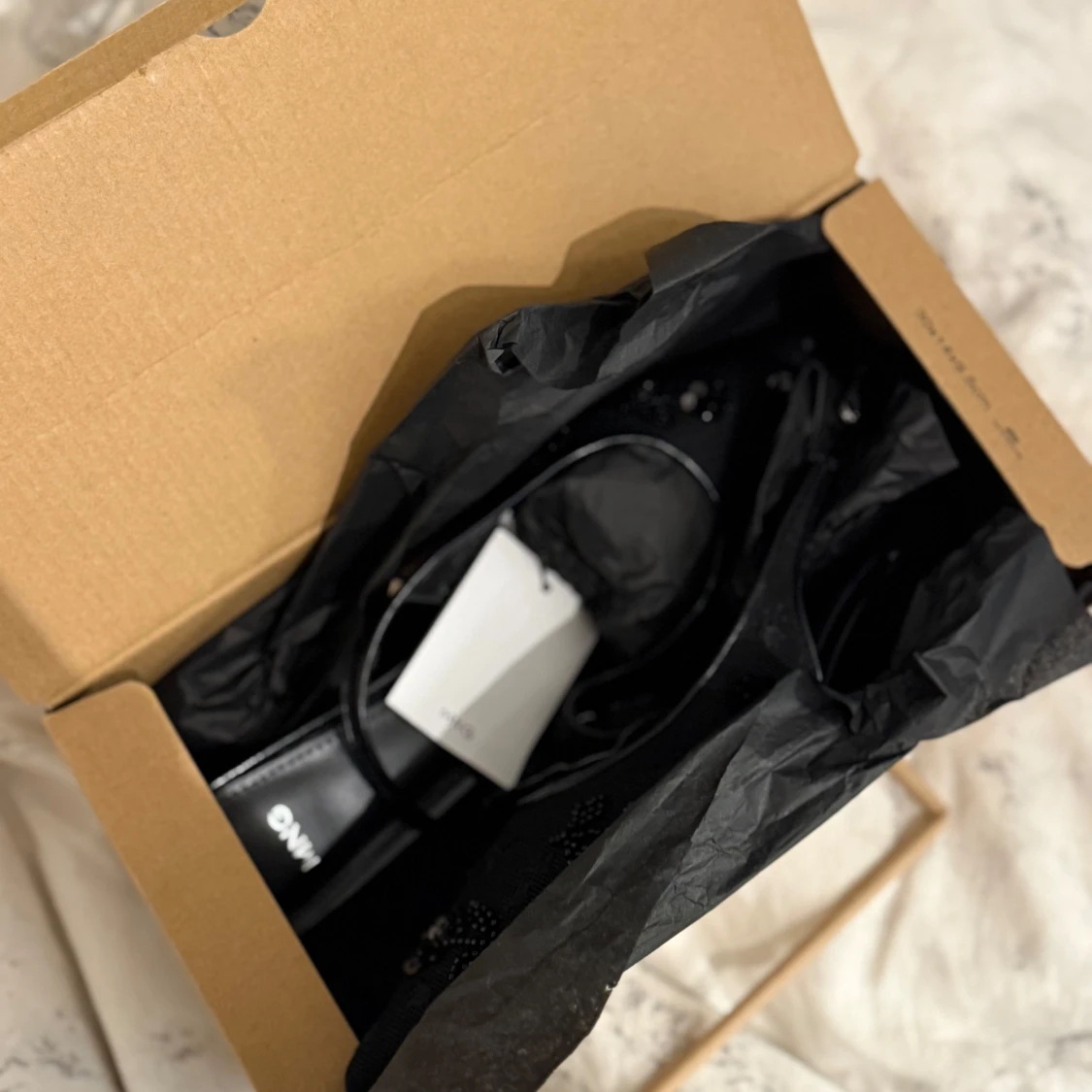 Svarta pumps med spetsig tå från MNG - 2