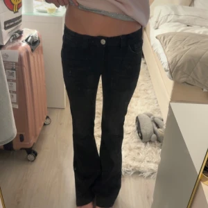 Svarta jeans  - Sjukt snygga svarta lågmidjade jeans från Gina Young i 170cm❤️ aldrig använda, nypris 350kr. Midjemåttet är 39 och innerbenslängden 84❤️