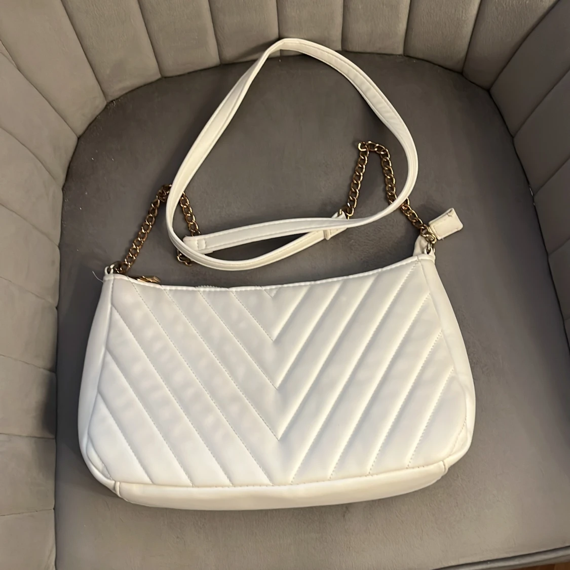 Vit quiltad axelväska med guldkedja