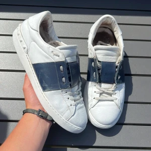 Valentino open - Snygga Valentino opens! Självklart äkta! Använda men fortfarande kvar att ge! Hör av dig vid frågor eller funderingar 🤩