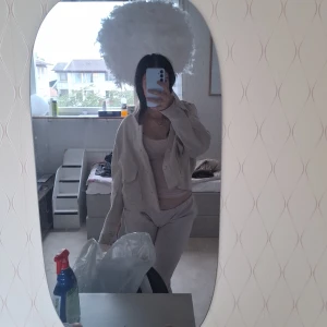 Jätte snygg jacka från hollies - Jätte snygg beige jacka från Hollies i kappmartial. Passar allt från xs-M men storleken e igentlkgdn S