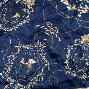 Mörkblå sidenscarf med gulddetaljer - Snygg mörkblå halsduk i siden med eleganta gulddetaljer och dekorativa mönster av vagnar, rep och blommor. Perfekt accessoar för att lyfta din outfit med en lyxig touch och klassisk känsla.