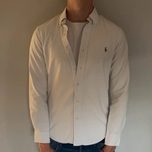 Ralph lauren skjorta - 📐 Storlek: S, slimfit ✨ Skick: Väldigt bra 📏 Modellen är 185 cm / 75 kg – sitter lite tajt. 🔄 Funkar både till vardag och finare tillfällen.