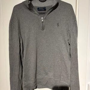 Polo Ralph Lauren half zip  - Grå Polo Ralph Lauren half zip i storlek S. Tröjan är i bra skick. Kontakta gärna vid frågor.