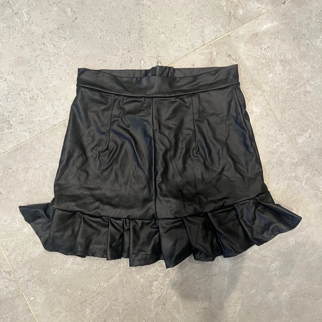 Svart kort kjol i skinnimitation - 1