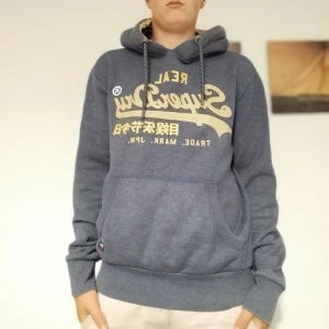 Superdry Hoddie  - Mörkblå superdry Hoddie i väldigt bra skick storlek L men passar M. Kolla profilen för mer Ralph Lauren kläder 
