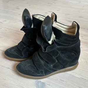  Isabel Marant skor - Svarta Isabel Marant skor i storlek 38, sparsamt användan och inga defekter. Bra skick! Även supersköna att gå i🩷