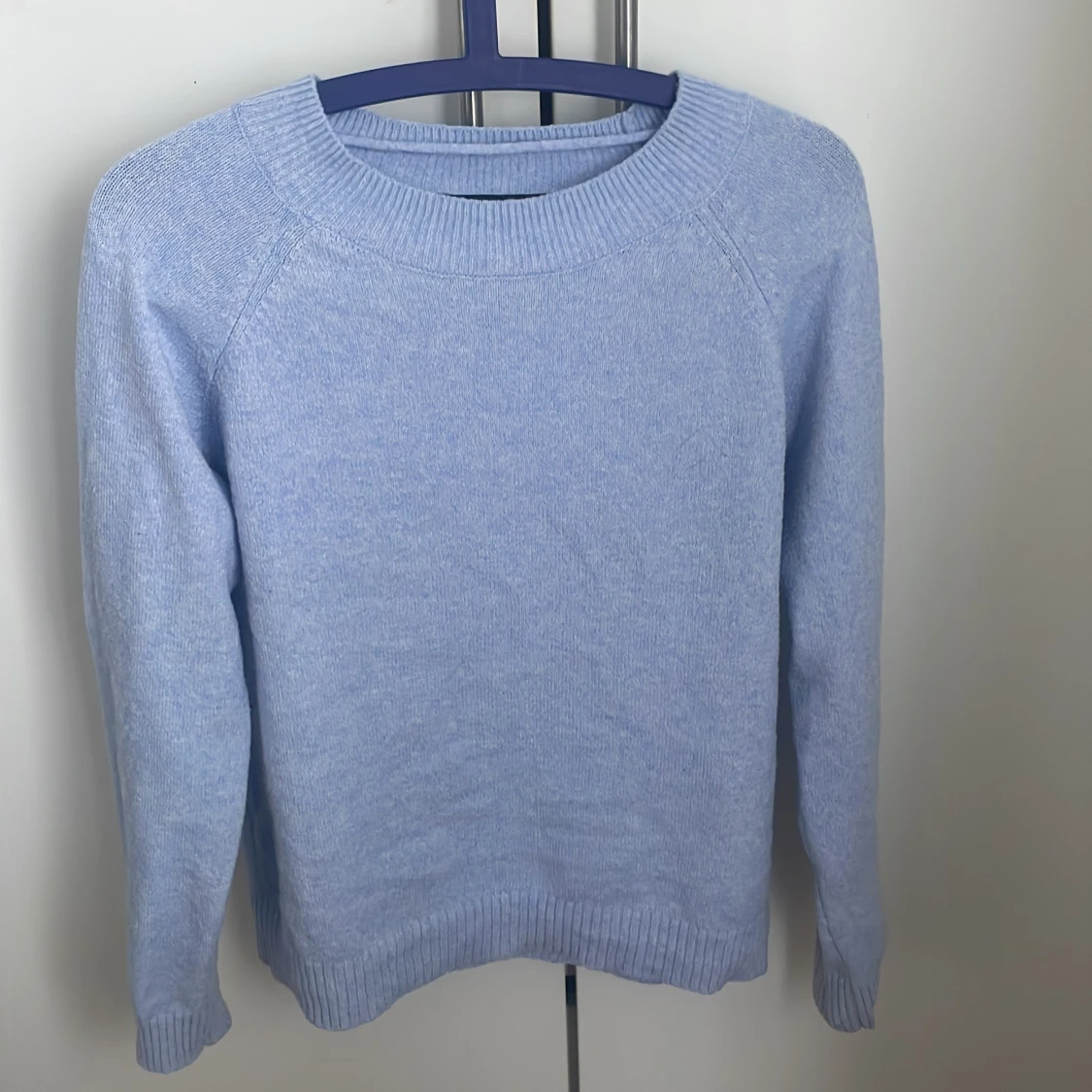 Ljusblå stickad tröja med rund hals - 1