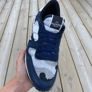 Valentino Rockrunners - Tja, säljer dessa feta rockrunners i extremt bra skick, första ägaren. Box, dustbag, extra skosnören samt tre kort medkommer. Kvitto finns. Äkthet garanteras. Orginalpris 7000kr. Hör av dig vid minsta fundering.
