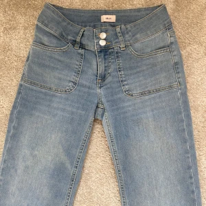 Ljusblå lågmidjade bootcut jeans Nelly - Jätte fina blåa lådmidjade jeans från Nelly. Säljer då jag inte har någon användning av de längre💞Inga defekter, som nya💓 Priset går att diskutera och de är bara att fråga om bilder vid intresse💓