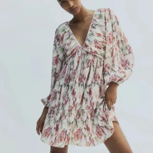 Blommig klänning från H&M - Fin blommig klänning från hm i nyskick! Storlek S!