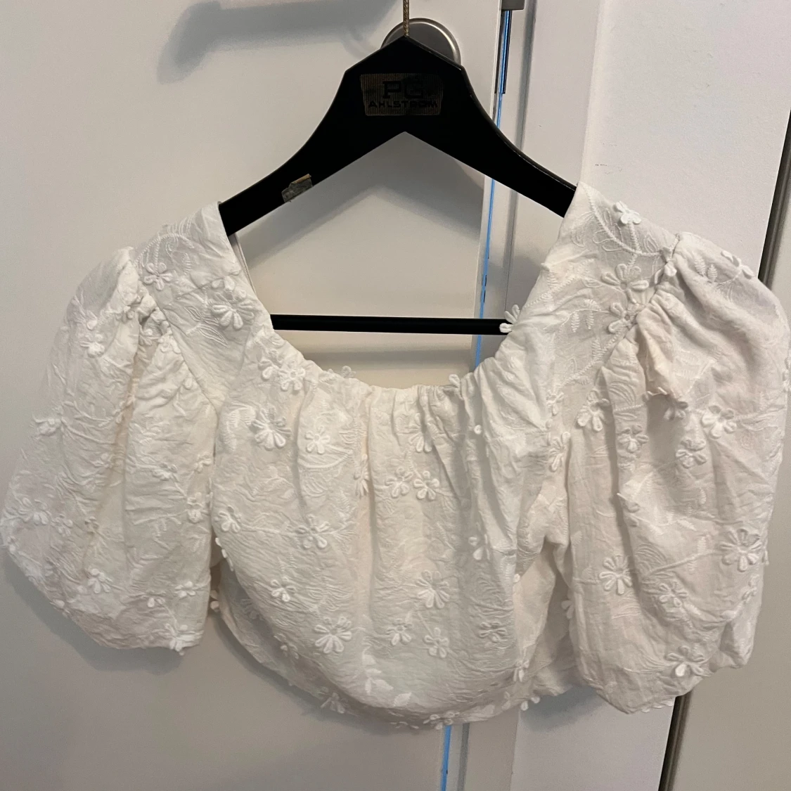 Vit broderad blus från NA-KD