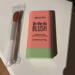 MEIDIAN On-the-Go Blush stick  - Säljer en MEIDIAN On-the-Go Blush i stickformat med rosa/korall ton.  Medföljer en sminkborste. Endast testad 
