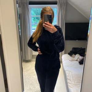 Mörkblå sett från Hunkemöller - Mysigt mörkblått sett från Hunkemöller i mjuk materialet . Tröjan har huva, långa ärmar och en loose passform och byxorna är också i samma material. Materialet är supermjukt och skönt.