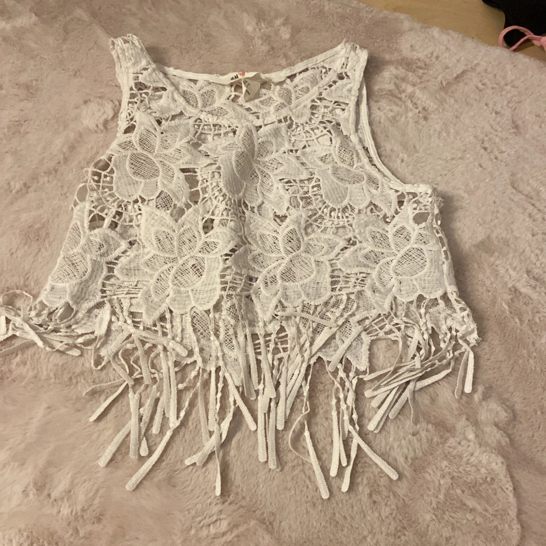 Vit spetsig croppad linnetopp H&M Coachella