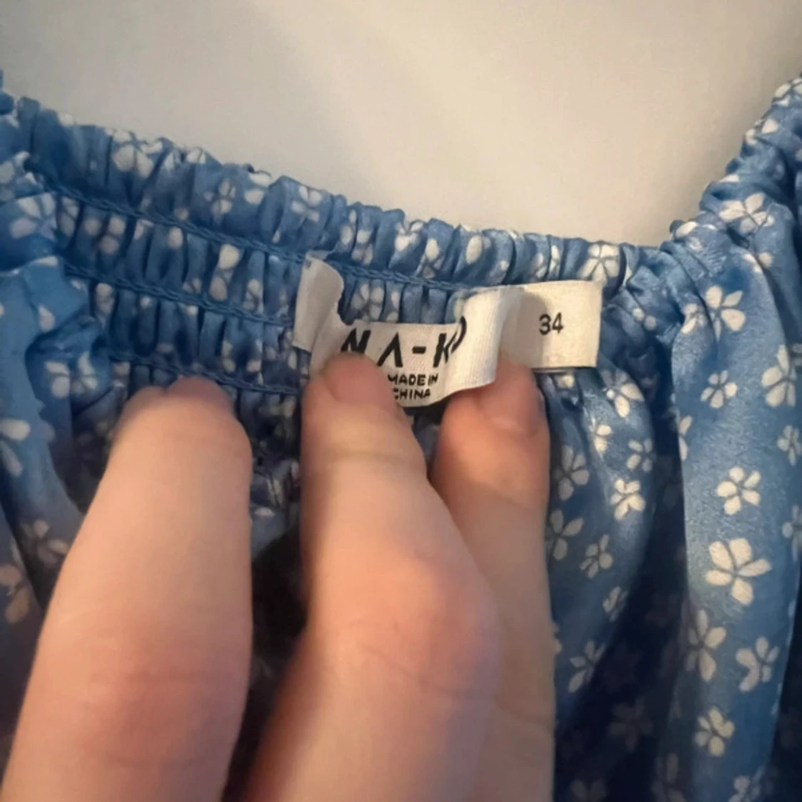 Blommig blå klänning från NA-KD - 1