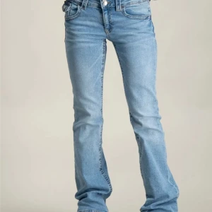 Ljusblå bootcut jeans - Snygga ljusblå jeans med bootcut passform och klassisk femficksdesign. Jeansen har låg midja och är tillverkade i mjukt denimtyg som ger en skön känsla och stilren look. Aldrig använda. 