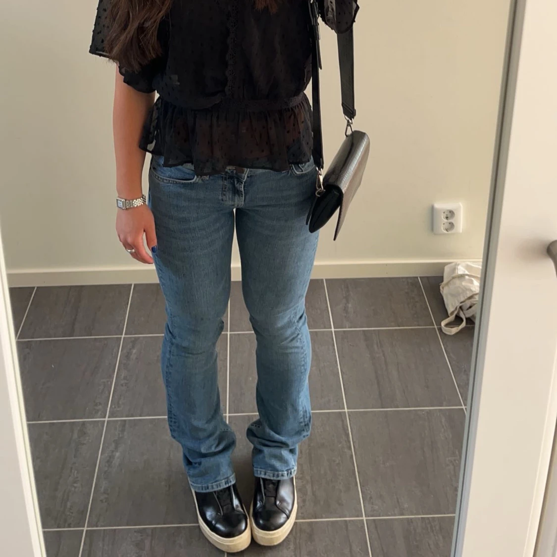 Lågmidjade bootcutjeans ifrån Zara.  - 1