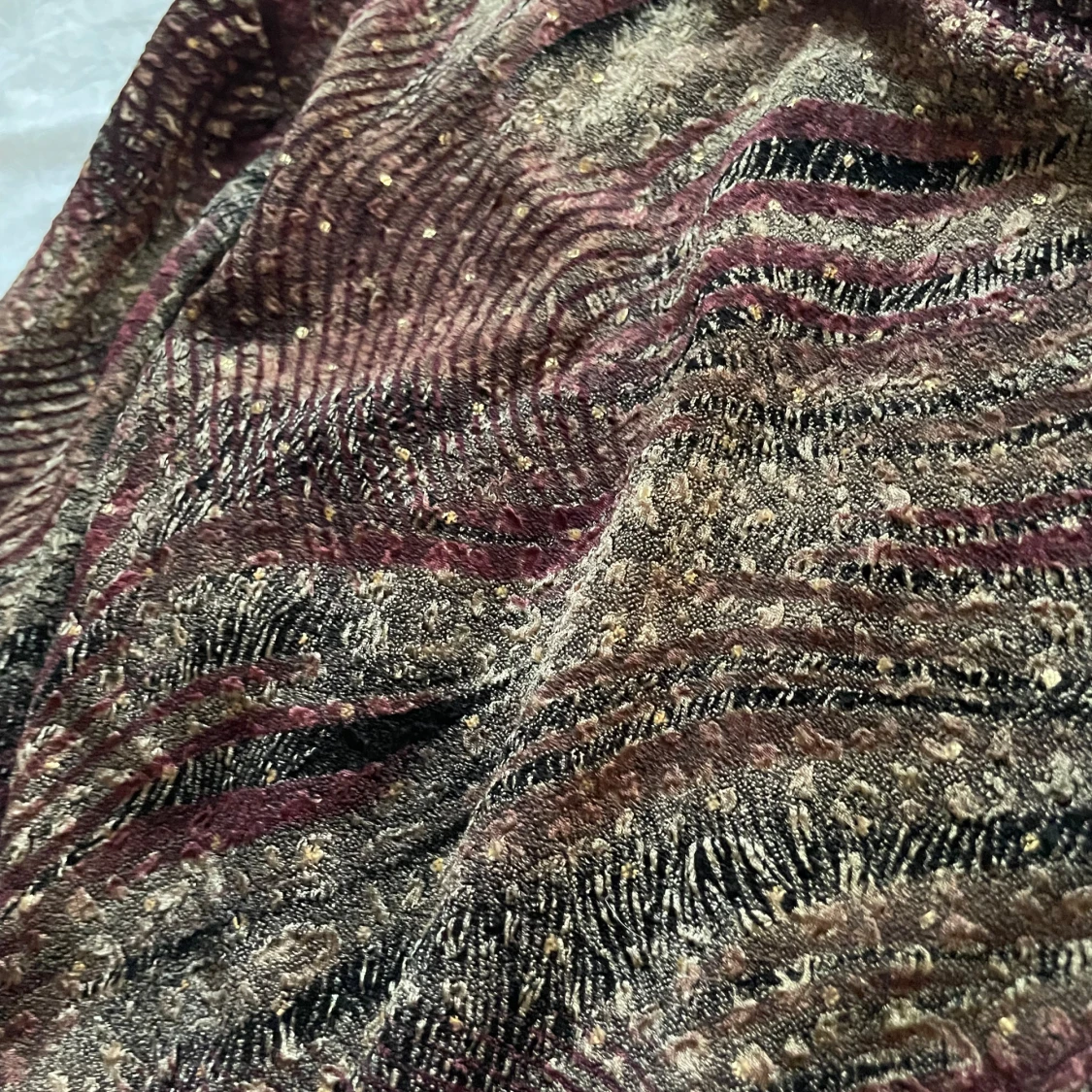 Mönstrad långärmad topp i vinrött - 1