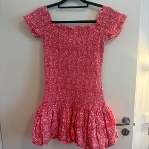 Klänning med volang  - Supersöt rosa kortklänning från H&M💕mkt populär, storlek m, använd typ 2 ggr, off shoulder 