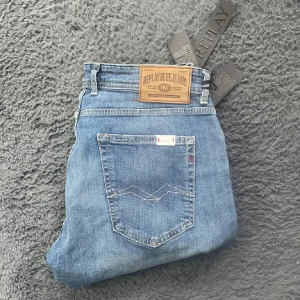 Replay Grover jeans  - Helt nya Replay jeans! Börja följ !!!Tyvärr kan jag inte skicka bild när jag själv bär plagget då jag för det första ofta inte kan ha storlekarna jag säljer och för det andra skulle det bli alldeles för mycket jobb när jag säljer så mycket, så jag rekommenderar att man kikar måtten på sista bilden heller googlar på modellnamnet för att se passformen :) längd 99cm midja 42cm (2)
