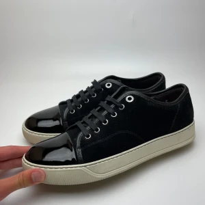 Lanvin skor(nya) - Hej! Vi säljer nu dessa riktigt schyssta Lanvin skor i nytt skick! Begränsat antal box och dustbags. Vi rekommenderar att gå ner en storlek. Hör av dig vid frågor! 