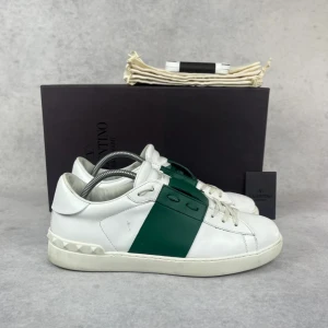Valentino open sneaker - – Condition: 8,5/10  – Color: White and green  – What is included: Box, dustbag, card & extra laces  – Retail price: 7280