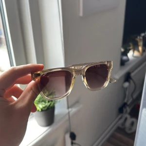 H&M solglasögon, chimi liknande - Säljer mina snygga solglasögon från h&m som typ aldrig används för jag passar ej i solglasögon. De e i princip aldrig använda. Köpta i Köpenhamn. 