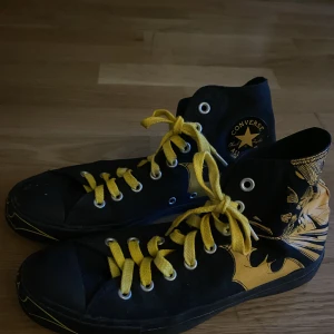 Converse X DC Comics - Converse X DC Comics Chuck Taylor, perfekt för samlare och bara allmänt skitcoola. säljer dem för jag inte längre samlar på converse. Väldigt nya, haft på mig fåtal gånger. Bekväma och snygga. Nypris strax över 1000kr. Skriv vid fler frågor!