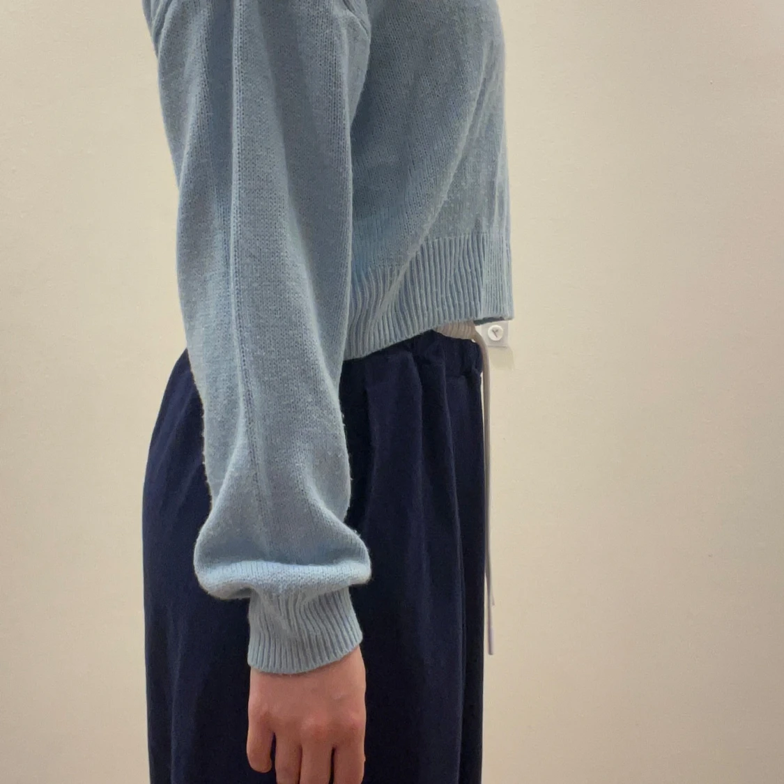 Ljusblå stickad croppad tröja - 1