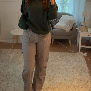 Copenhagen style randiga byxor, storlek M Tall - Copenhagen style trendiga randiga byxor! Med sin lediga passform och workwear-inspirerade detaljer som är typisk för skandinavisk mode. Dem är randiga och är otroligt mångsidiga, perfekta att matcha med en oversized hoodie och sneakers, eller en enklare topp för en minimalistisk stil. Jag är 180 och dem går ner till mina anklar! Endast använda ett par gånger och i toppskick!  #copenhagenstyle #randigabyxor #workwear #scandifashion #streetstyle #bekväma #trendiga #skandinavisktmode #plickfynd #vi