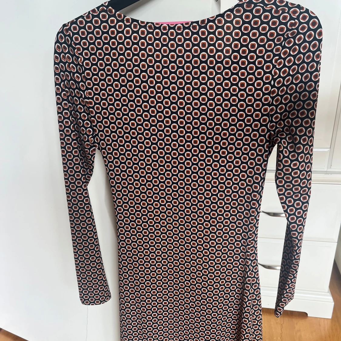 Mönstrad omlottklänning Pernilla Wahlgren - 1