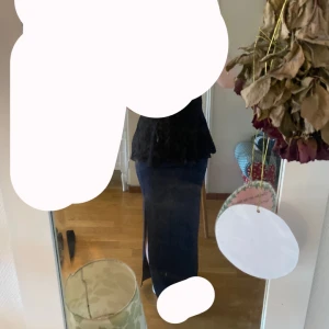 Mörkblå långkjol med slits 💕 - Snygg mörkblå långkjol från SHEIN i stretchigt material. Kjolen har en hög slits på sidan och rynkdetalj längs benet. I storlek s 💕 säljer då den inte kommer till användning💕