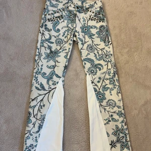  Utsvängda mönstrade Jeans -  Om sida Ralph Lauren jeans de är ett fint skick och använda några gånger. Alla mått finns på bilderna både midjemått och innerben längden❤️