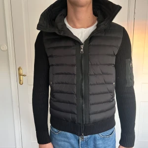 Svart Moncler Cardigan  - Säljer en svart moncler cardigan i storlek S. Endast använd fåtal gånger. Väldigt bra skick🌟