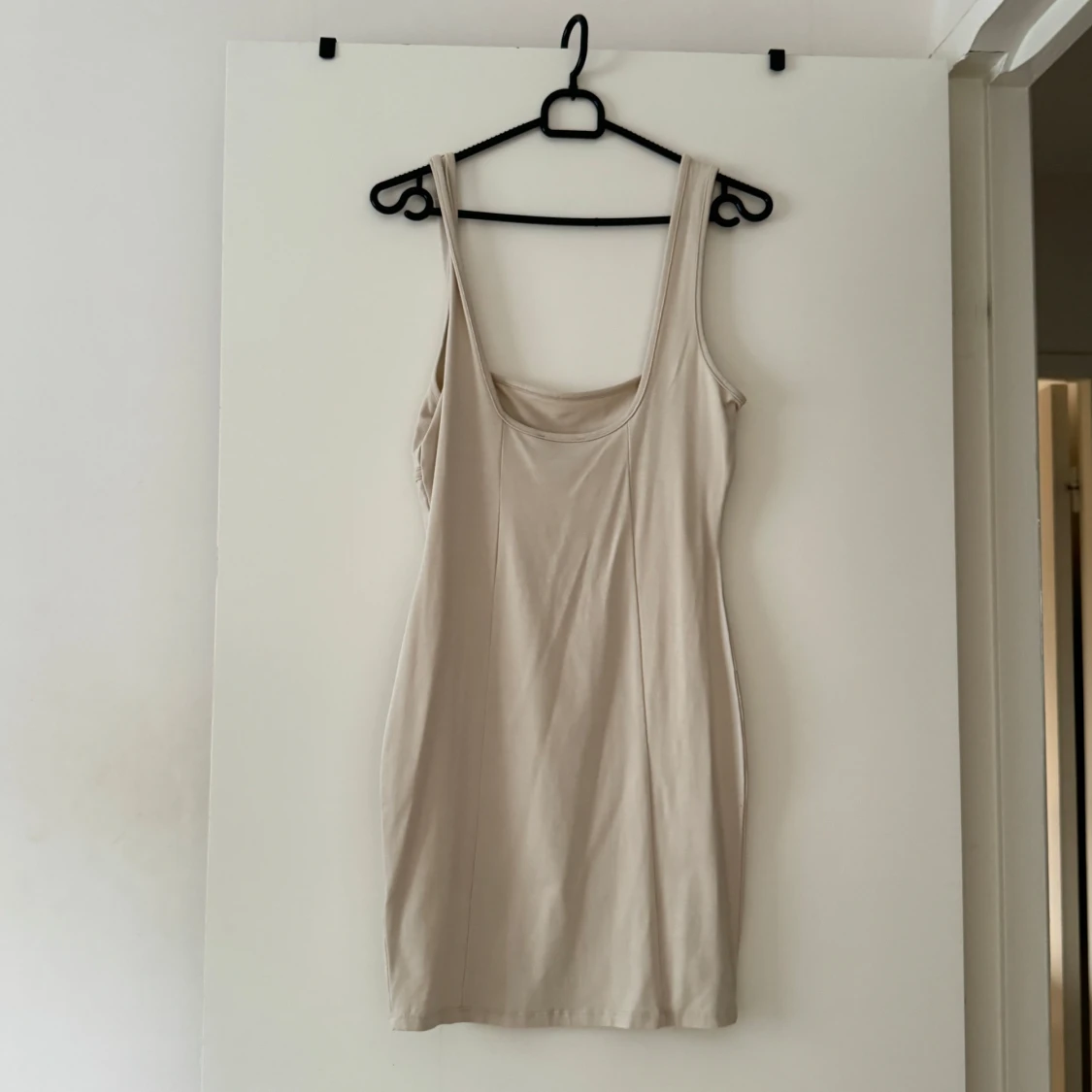 Beige kort klänning från ASOS - 1