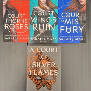 A Court of Thorns and Roses-serien (4 böcker) - Fånga magin med denna populära fantasyserie! Fyra böcker fyllda av spänning, starka hjältinnor och episka äventyr. Perfekt för dig som älskar romantik, action och att försvinna in i en annan värld. Serien är på engelska och passar unga vuxna.Bok 1- 3 i gamla OOP omslag. Mycket fint skick som olästa.☀️  Bok 4 i bra skick. Se alla bilder och skriv gärna vid frågor. Skickar snabbt oftast samma dag. 800 kr  + spårbar frakt med postnord 165kr  #acotar  #acotarbooks  #acotarseries  #englishbook  #Sarah