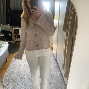 Vita kostymbyxor med raka ben - Snygga vita kostymbyxor med raka ben och klassisk passform. Byxorna har fickor fram och bak, samt stängs med dragkedja och knapp. Perfekta för en clean och fräsch look. Materialet känns mjukt och följsamt.