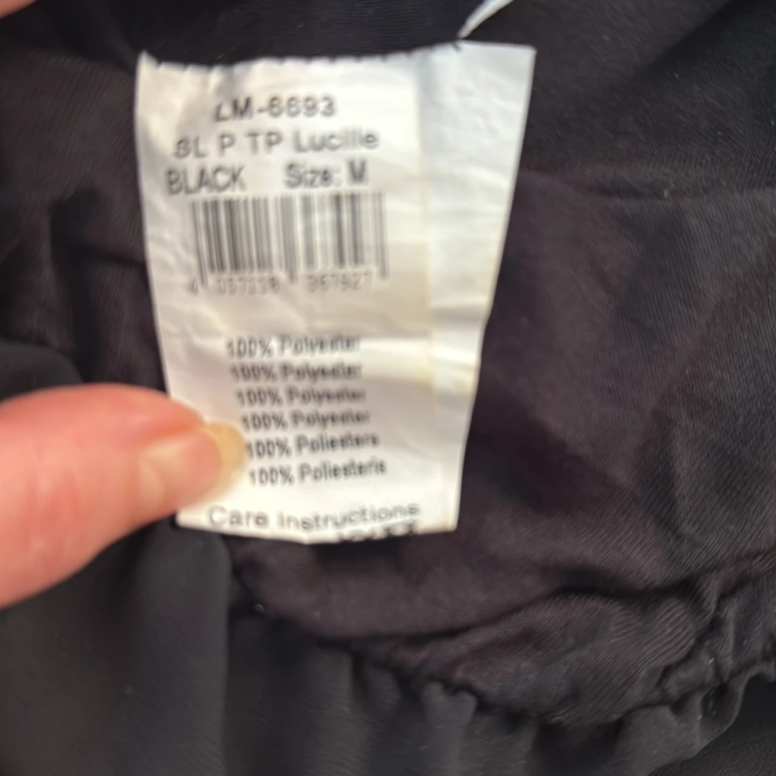 Svart ärmlös topp med pärldetaljer - 3