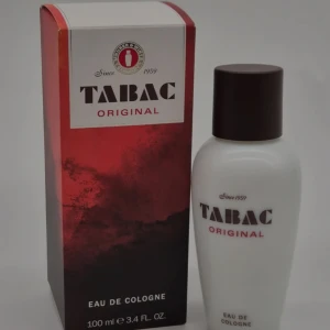 Tabac Original Eau de Cologne 100ml - Tabac Original Eau de Cologne i en vit, stilren flaska med mörkbrunt lock. Doften är klassisk och maskulin, perfekt för dig som gillar tidlösa parfymer. Kommer i en snygg röd och vit kartong. Flaskan rymmer 100 ml.